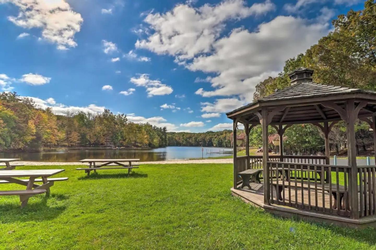 Wonderful Family Place W/hottub/sauna/billiard/private Pool East Stroudsburg